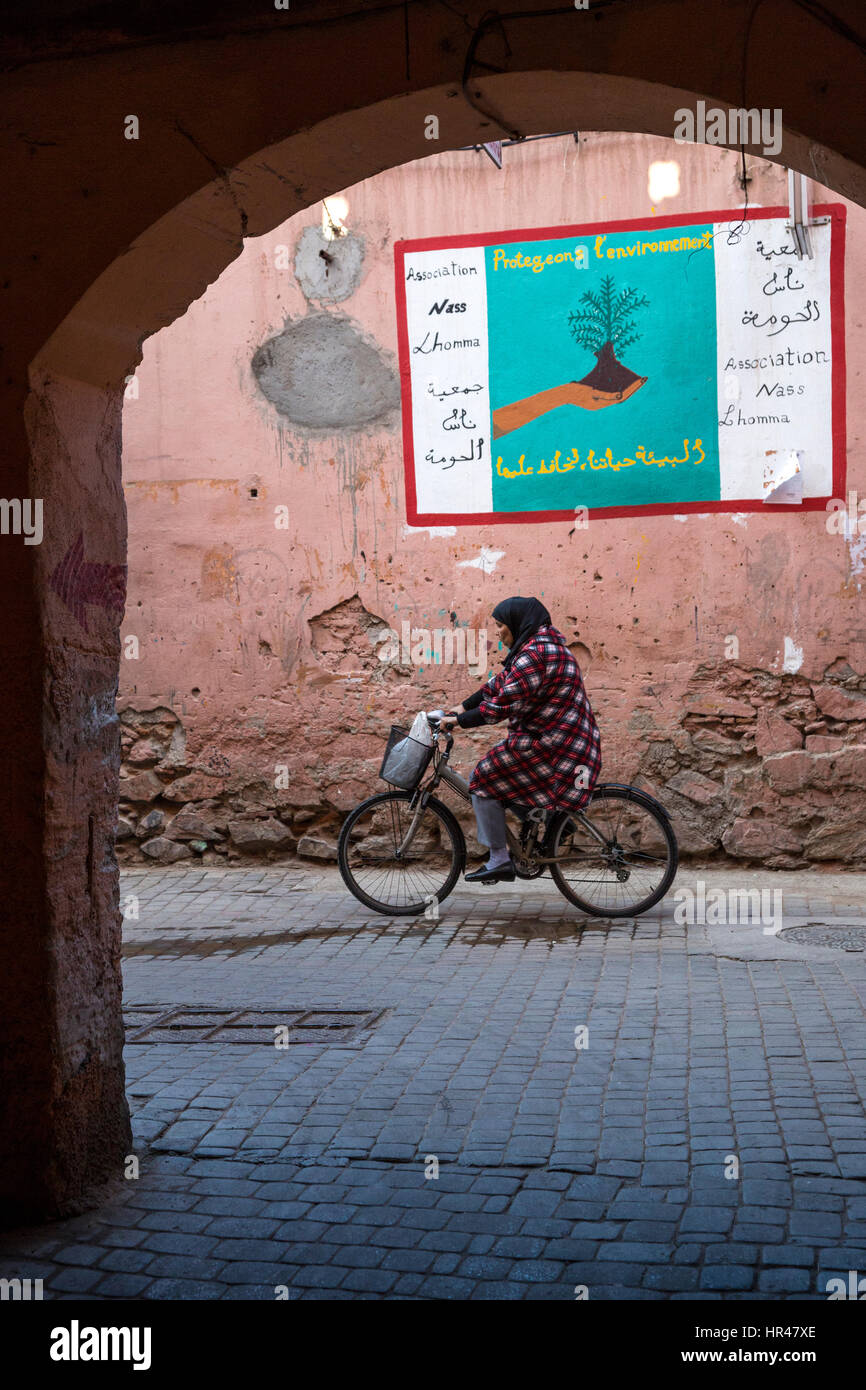 Marrakesch, Marokko.  Medina Straßenszene, Plakat fordert Schutz der Umwelt. Stockfoto