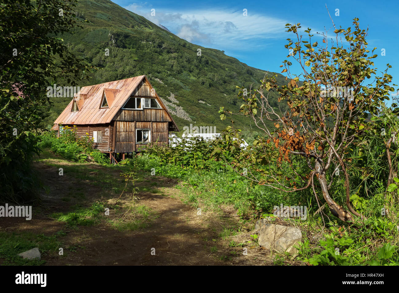Altes Holzhaus in Brookvalley Spokoyny am Fuße des äußeren nordöstlichen Hang des Caldera Vulkans Goreli. Stockfoto