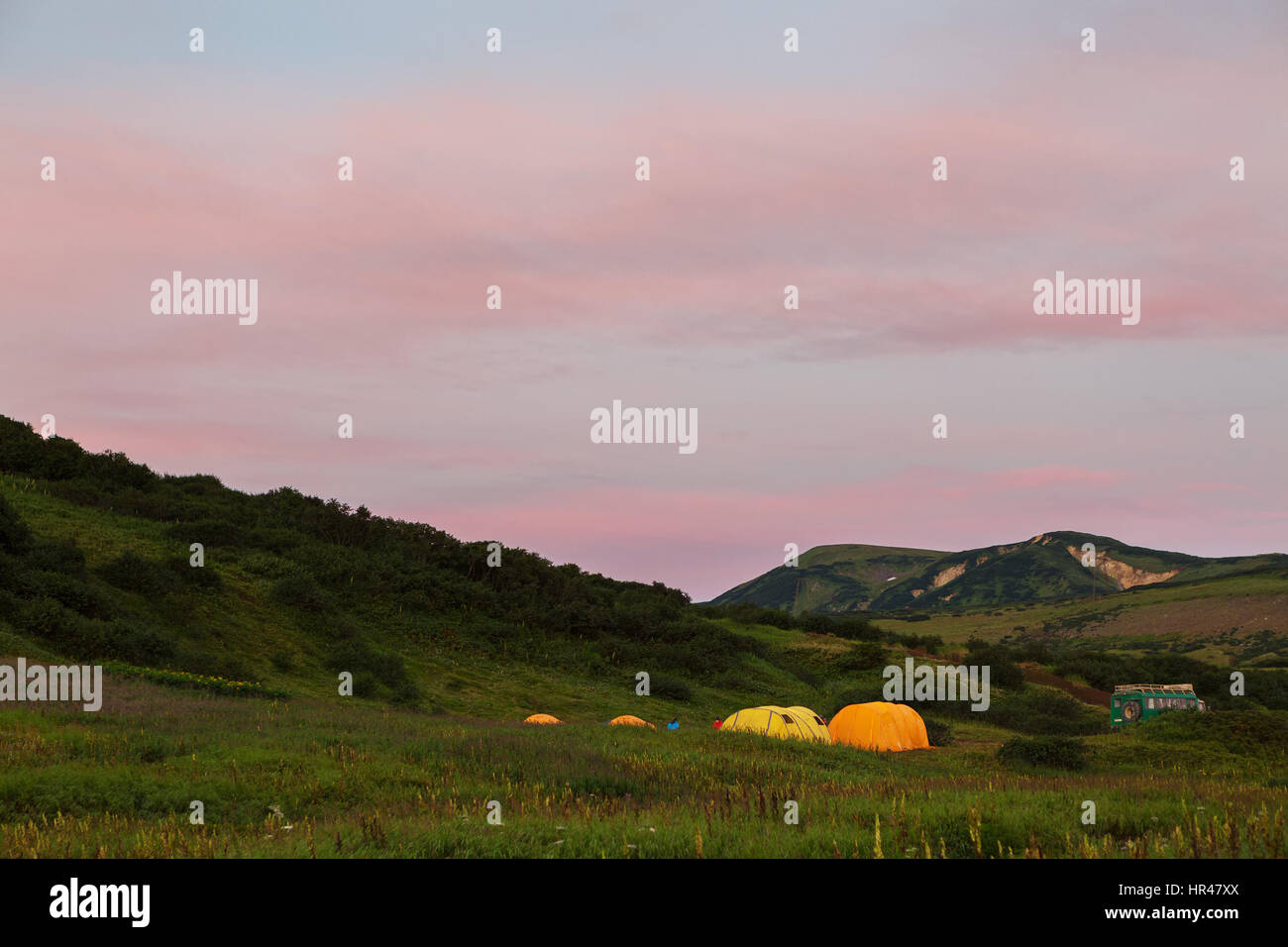 Campingplatz in Brookvalley Spokoyny am Fuße des äußeren nordöstlichen Hang des Caldera Vulkans Goreli. Stockfoto