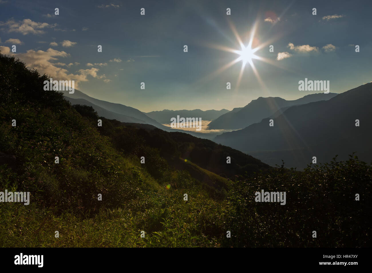 Sonnenaufgang in Brookvalley Spokoyny am Fuße des äußeren nordöstlichen Hang des Caldera Vulkans Goreli. Stockfoto