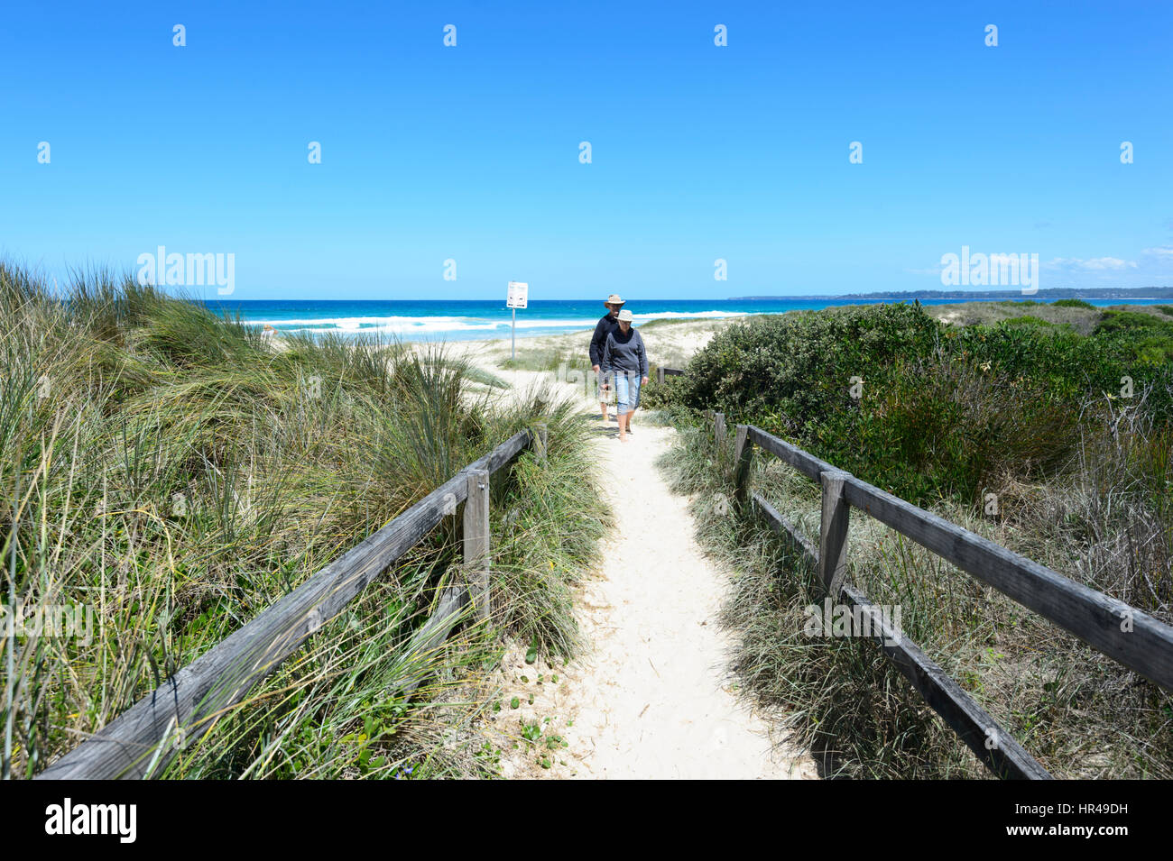 Zwei Personen zu Fuß auf dem Weg zum Conjola Strand, Shoalhaven, South Coast, New-South.Wales, NSW, Australien Stockfoto