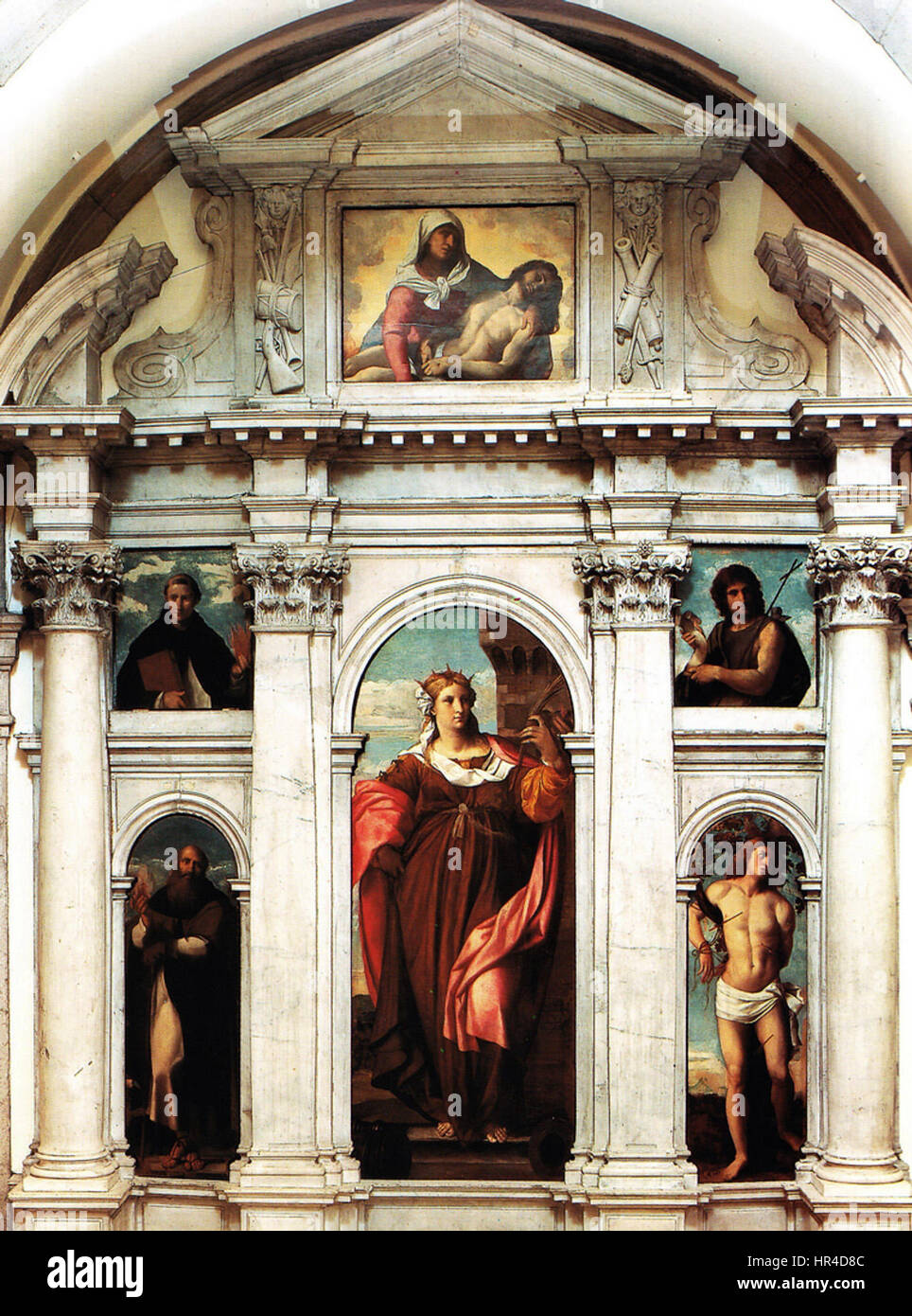 „Pala di Santa Barbara“ von Palma il Vecchio ist ein religiöser Altar in der Kirche Santa Maria Formosa in Venedig. Das Gemälde zeigt die heilige Barbara, eine christliche Märtyrerin, umgeben von symbolischen Elementen. Es unterstreicht die Meisterschaft des Künstlers in Farbe und Komposition innerhalb der venezianischen Renaissance-Kunst. Stockfoto