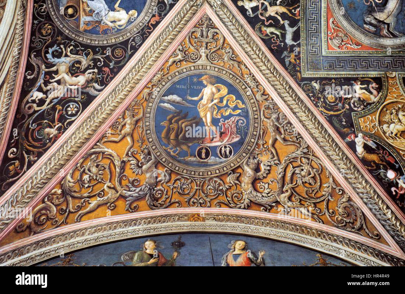 Ein Detail der Deckendekoration, ein Fresko von Pietro Perugino, einem italienischen Renaissance-Maler, geschaffen zwischen 1497 und 1500, im Collegio del Cambio in Perugia. Stockfoto
