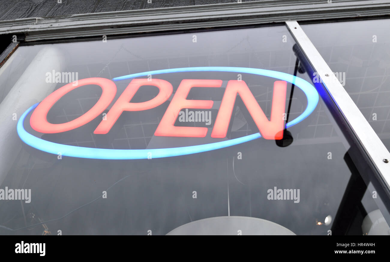 Schild "geöffnet" neuer Stil im Geschäft Fenster Stockfoto