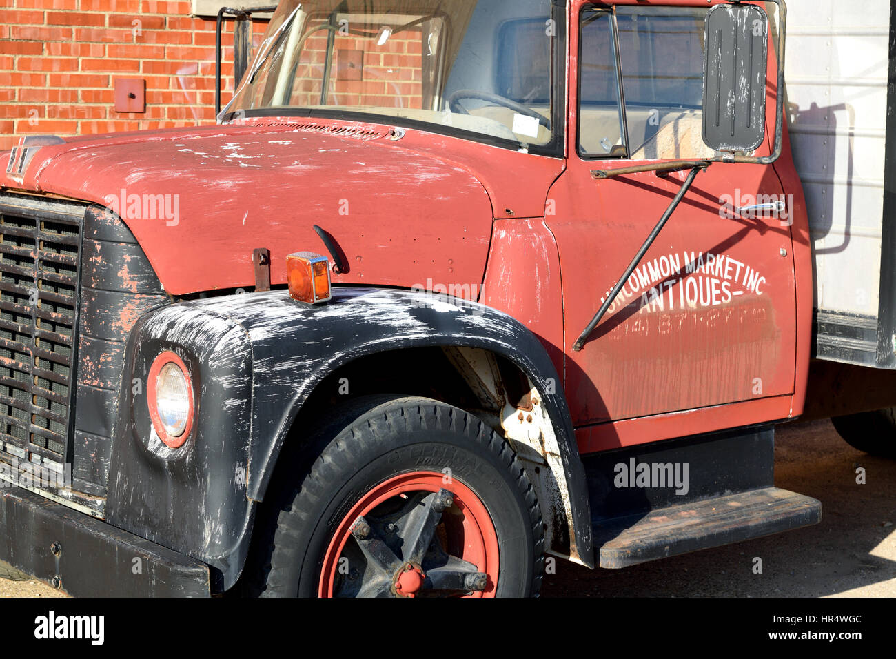 Große LKW außerhalb der ungewöhnlich Markt Antiquitätenladen in der Dallas Design District Stockfoto