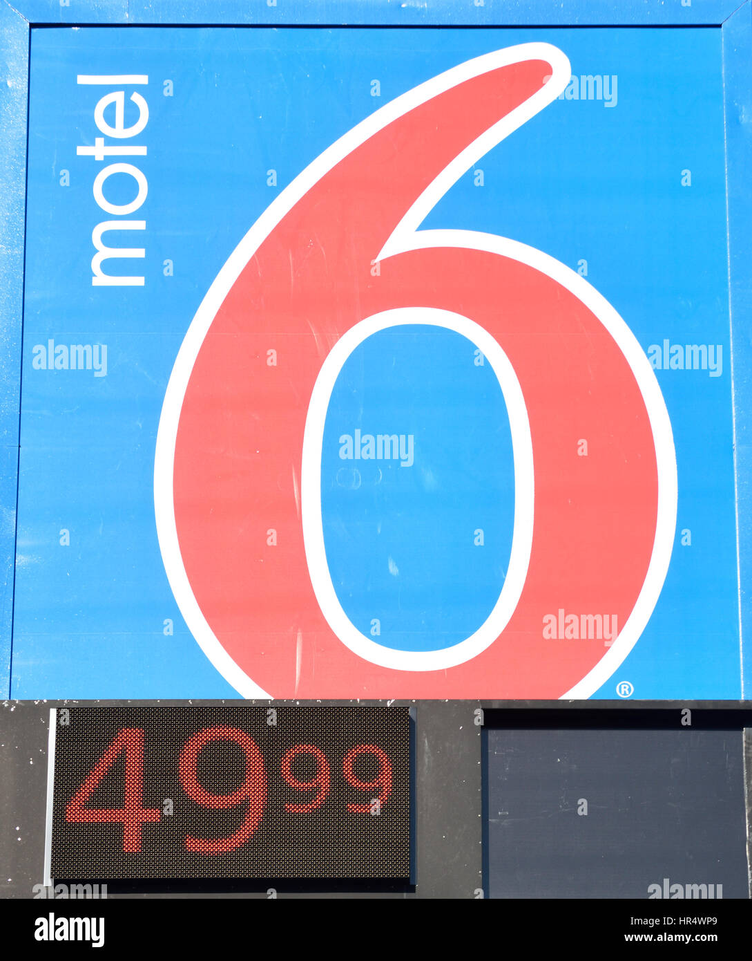 Nahaufnahme des Zeichens für Motel 6 Motel Kette in Texas im Zimmerpreis enthalten Stockfoto