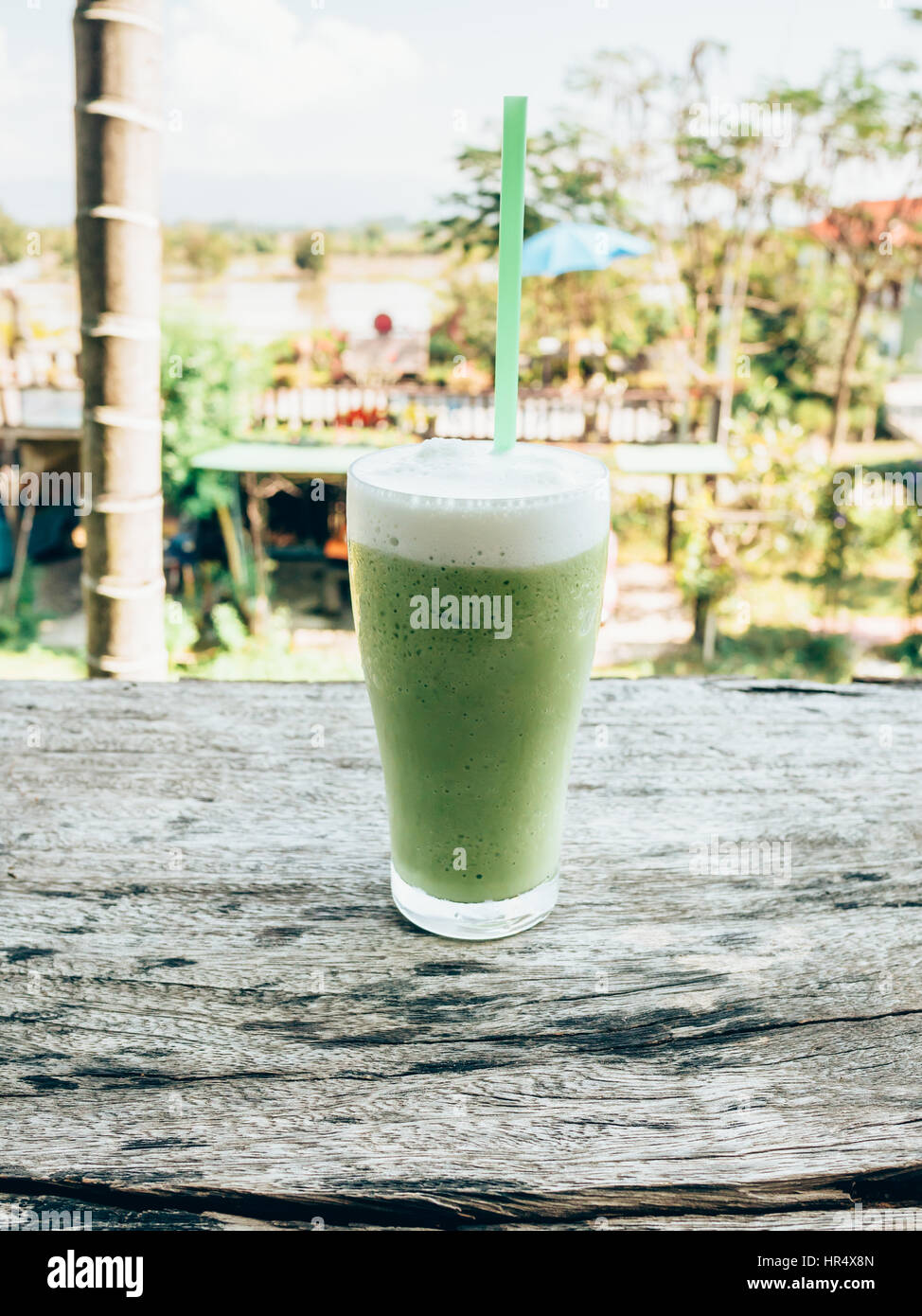 Großaufnahme grüner Eistee auf Holztisch Stockfoto