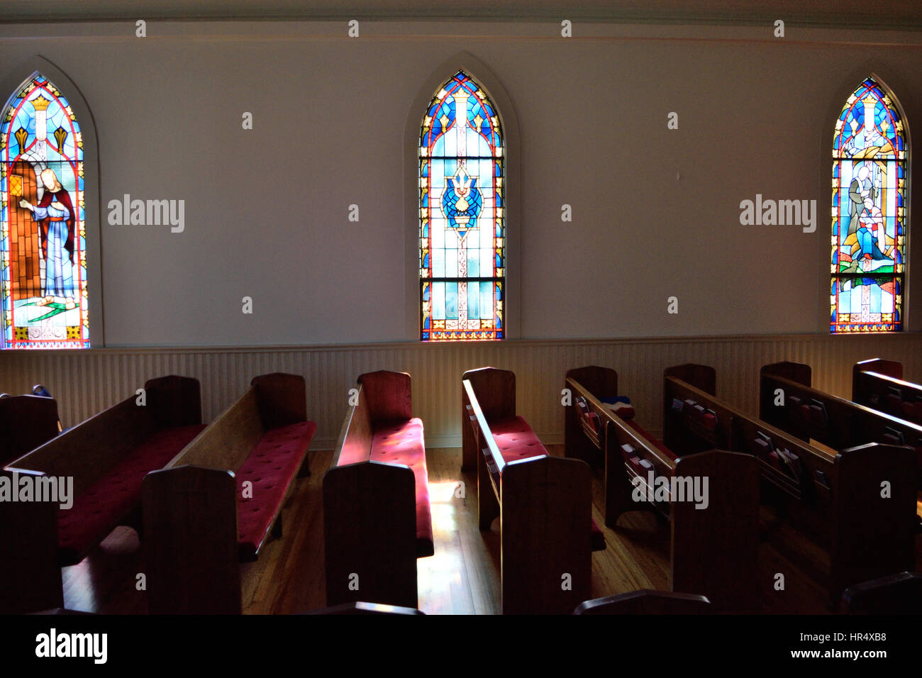 Sonne durch ein Glasfenster auf einer Bank, einer Kleinstadt Evangelisch-methodistische Kirche Stockfoto