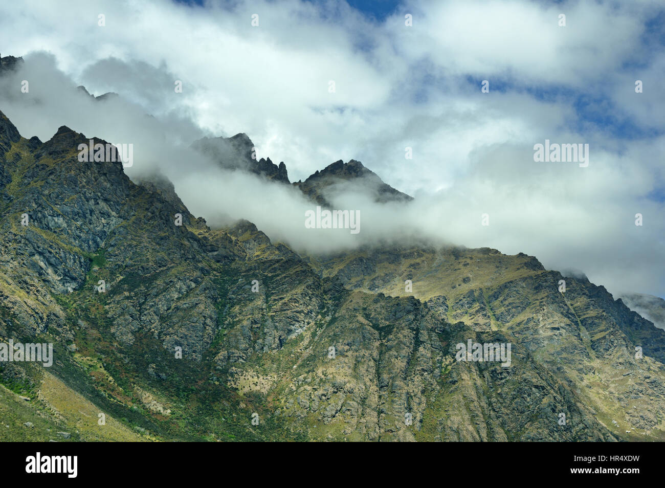 eine Wolke gehüllt Gebirgskamm in den Südalpen von Neuseeland Stockfoto