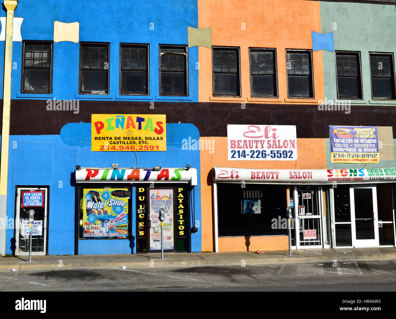 Bunte Geschäfte, darunter einen Pinata Shop im Bereich Oak Cliff aus Dallas, TX Stockfoto