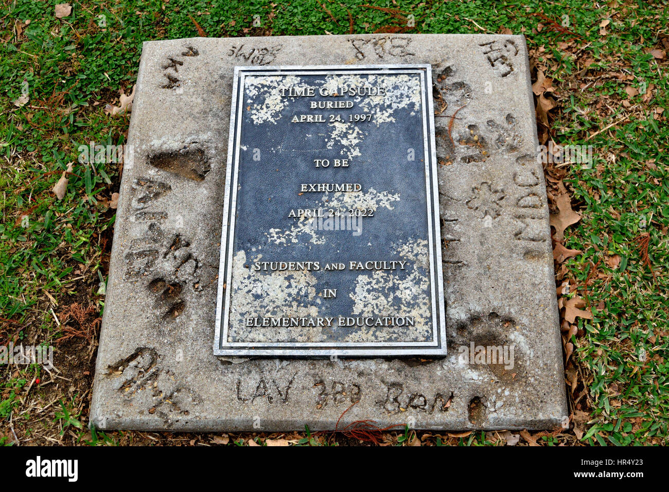 Eine Zeitkapsel ist begraben auf dem Campus der University of Dallas in Irving, TX Stockfoto