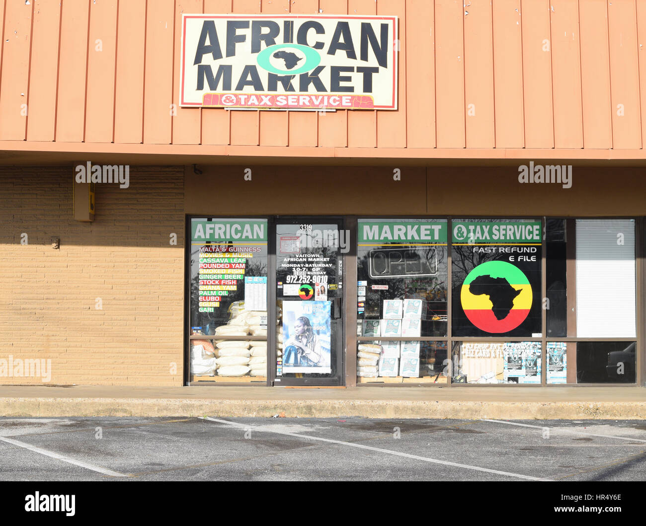 Ein afrikanischer Markt dient das Bevölkerungswachstum afrikanischer Einwanderer in Irving, TX, USA. Stockfoto