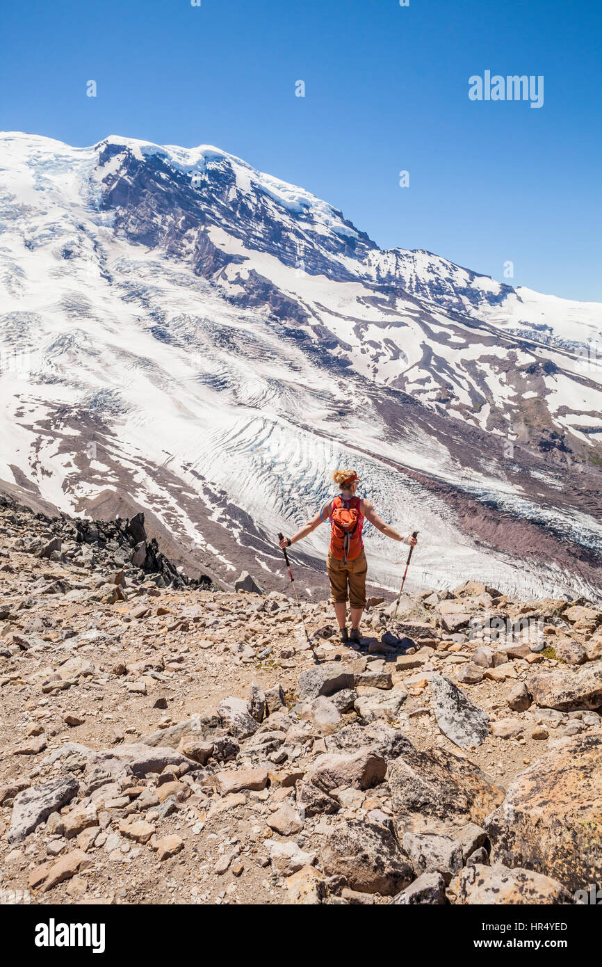 Eine Frau Wanderer mit Blick auf den Winthrop Gletscher stehend auf 3. Burroughs Berg, Mount-Rainier-Nationalpark, Washington, USA Stockfoto