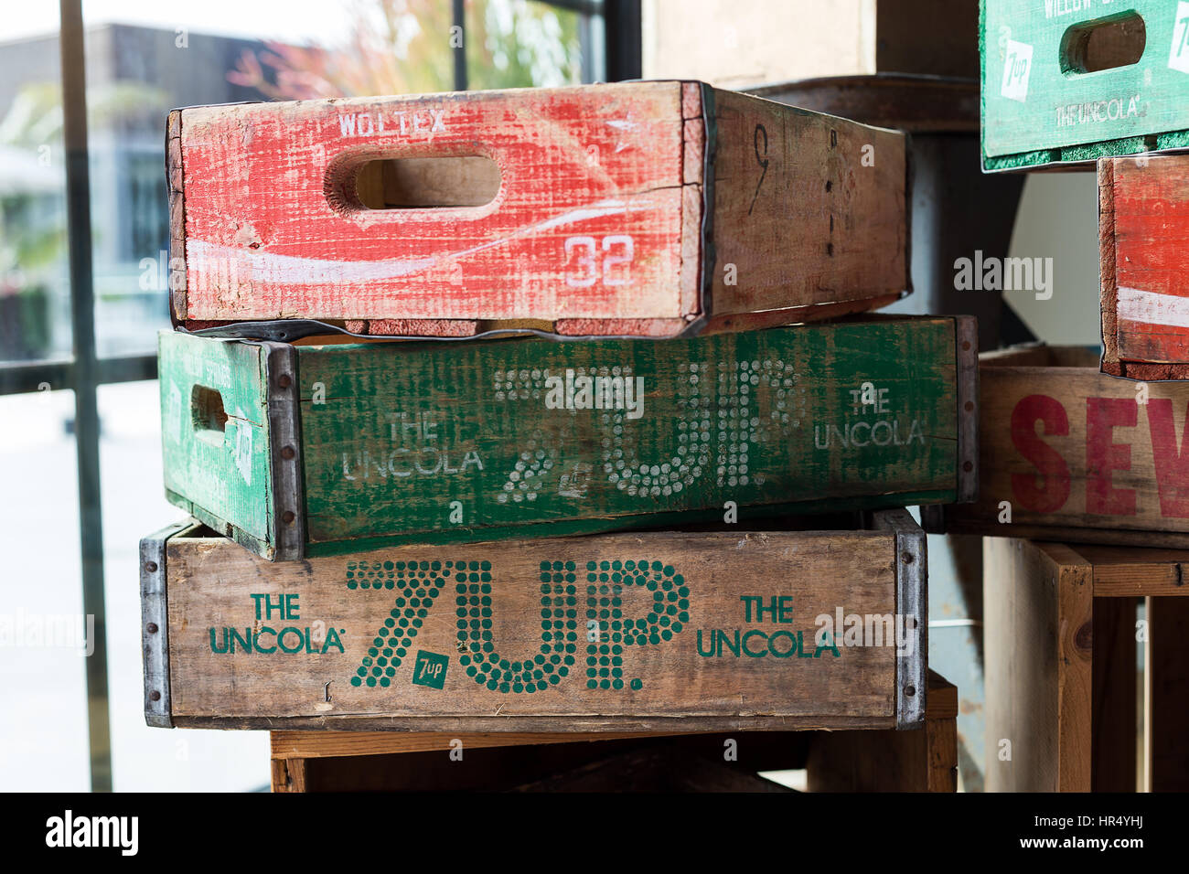Sodageschäft mit Vintage 7UP und Coca Cola Koffern Stockfoto