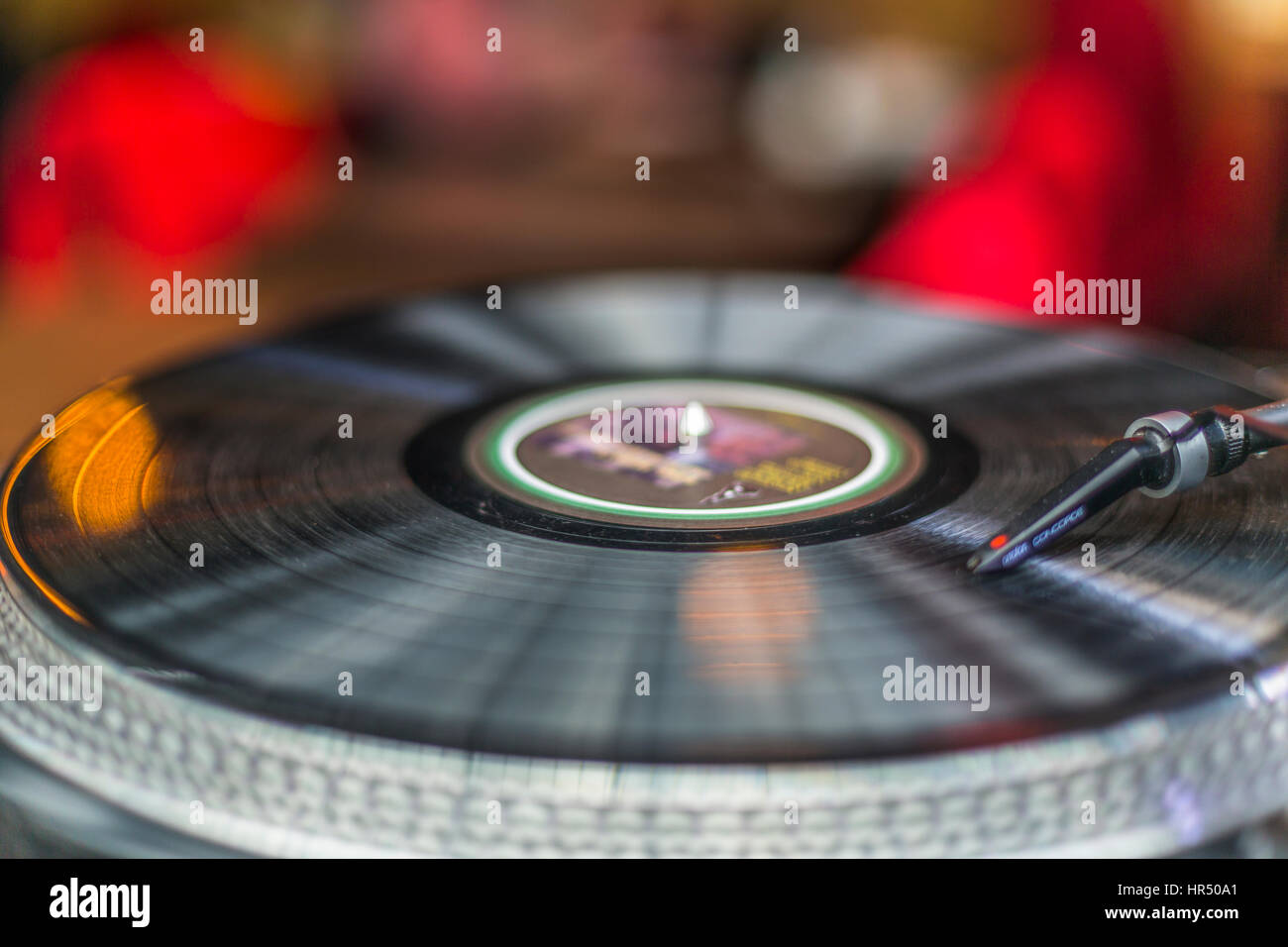 Eine LP/Lange Wiedergabe Aufnahme Wiedergabe auf einem Drehteller mit unscharfen Hintergrund Stockfoto