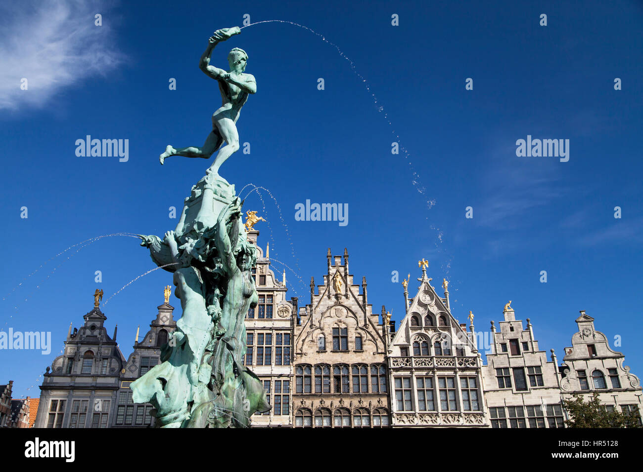 Brabo-Brunnen und Zunfthäuser in Antwerpen, Belgien. Stockfoto