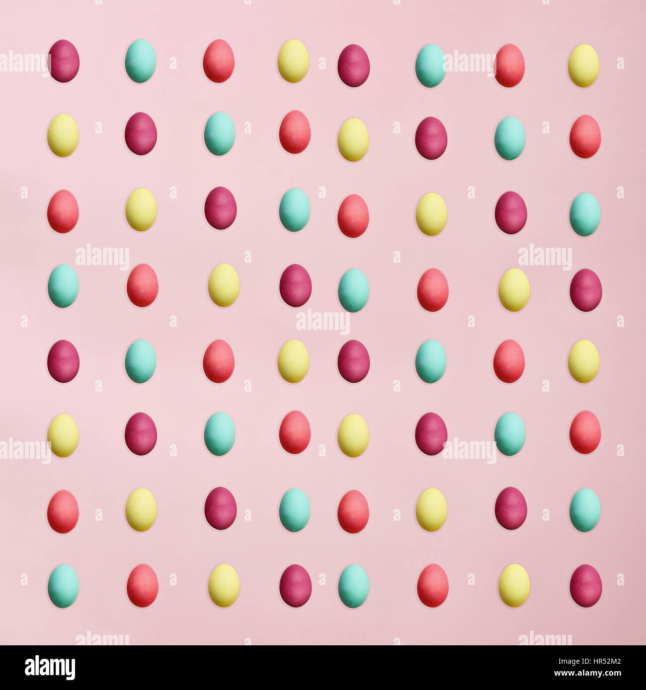 Reihen von bunten Ostereier vor einem rosa Hintergrund isoliert. Flache Laien Stil. Stockfoto