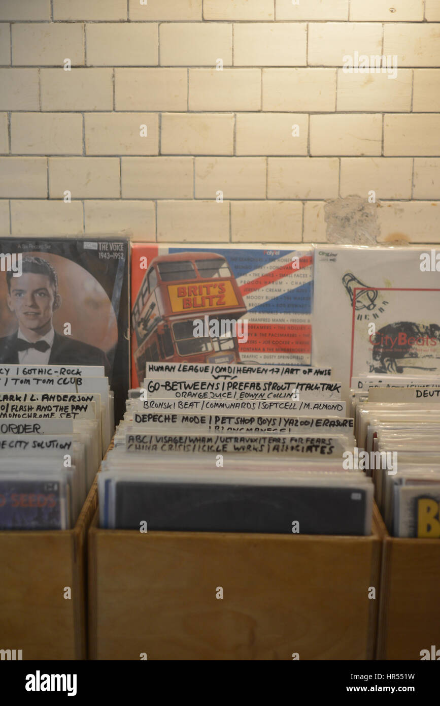 Berlin, Deutschland. Vintage-Vinylgeschäft. Stockfoto