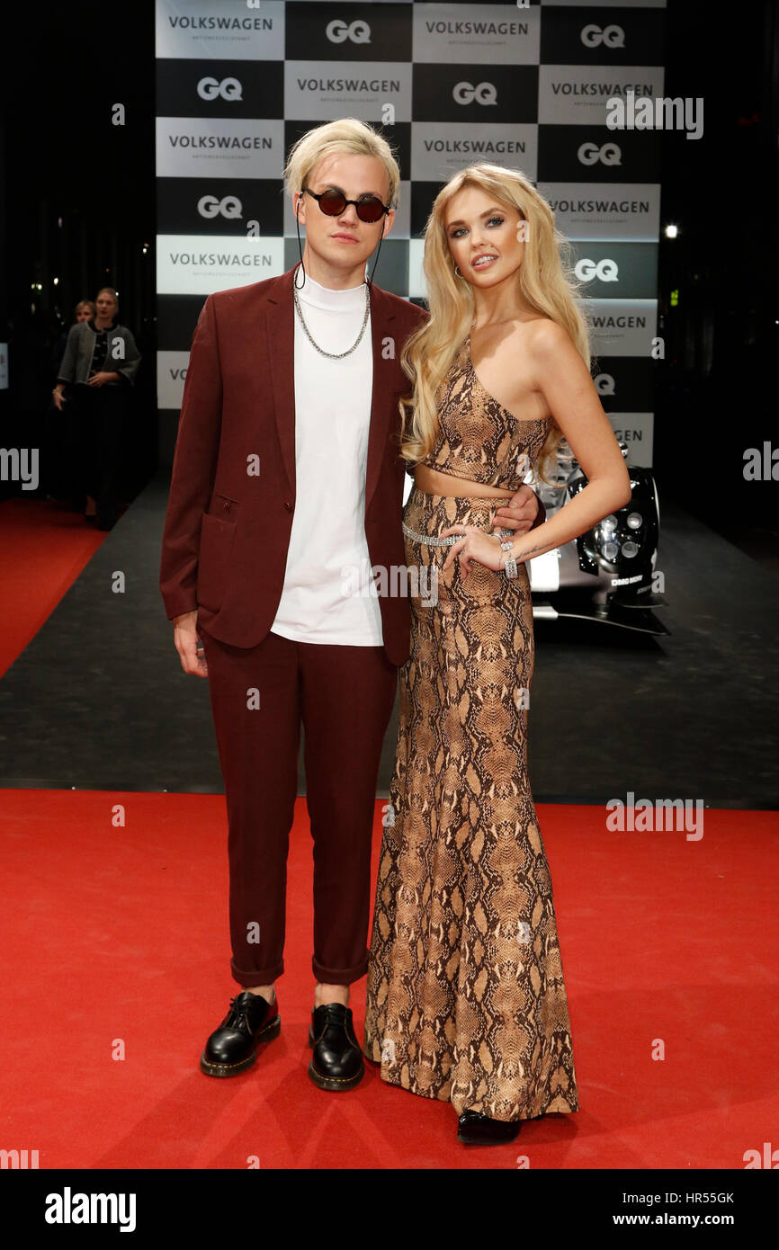 Berlin, Deutschland, 10. November 2016. Markus Brueckner aka Psaiko.Dino und Bonnie Strange, die Teilnahme an der "GQ Men Of The Year"-Awards an komischen Oper, Stockfoto