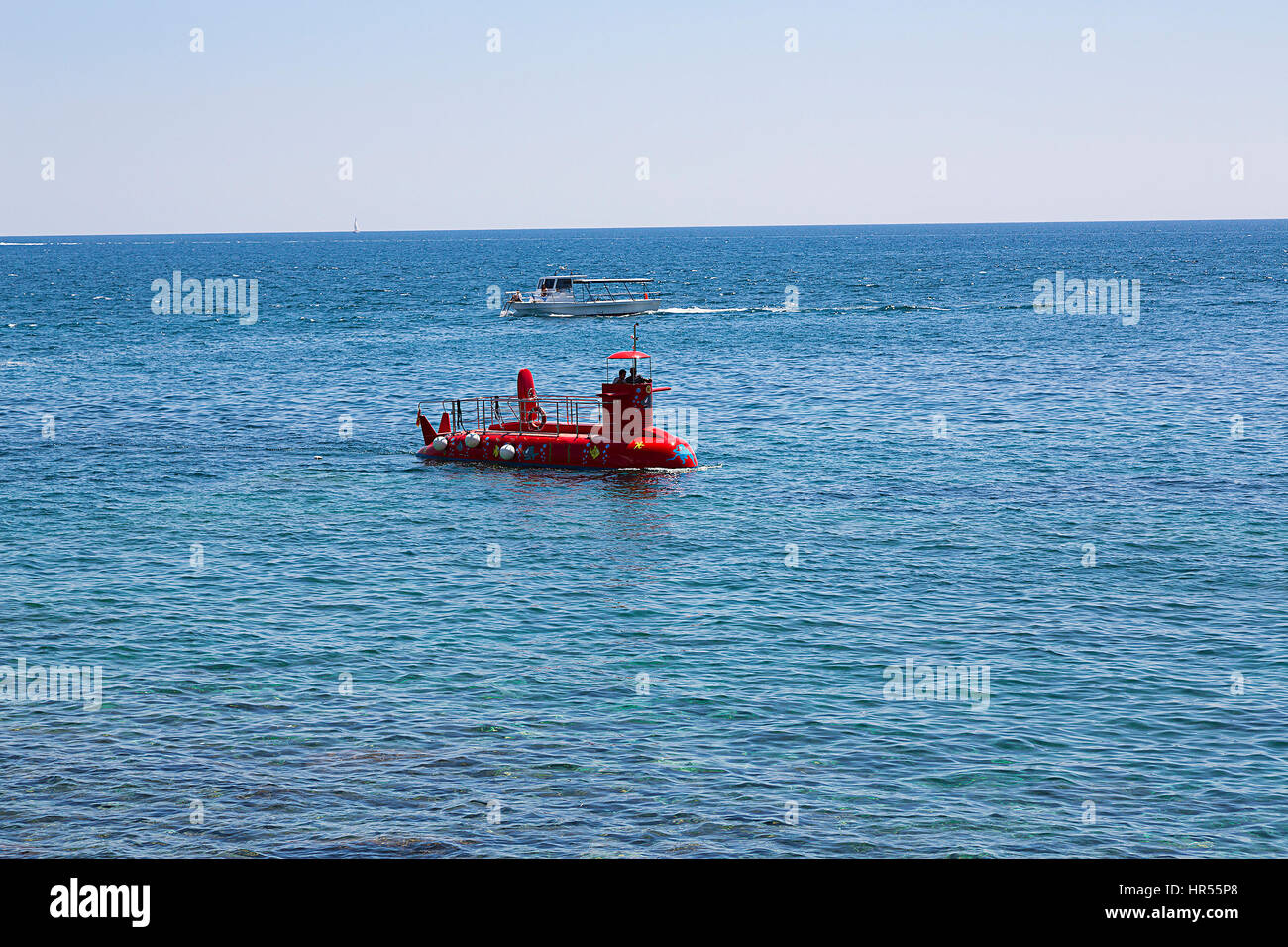 U-Boot an der Oberfläche des Meeres geht zum Pier. Stockfoto