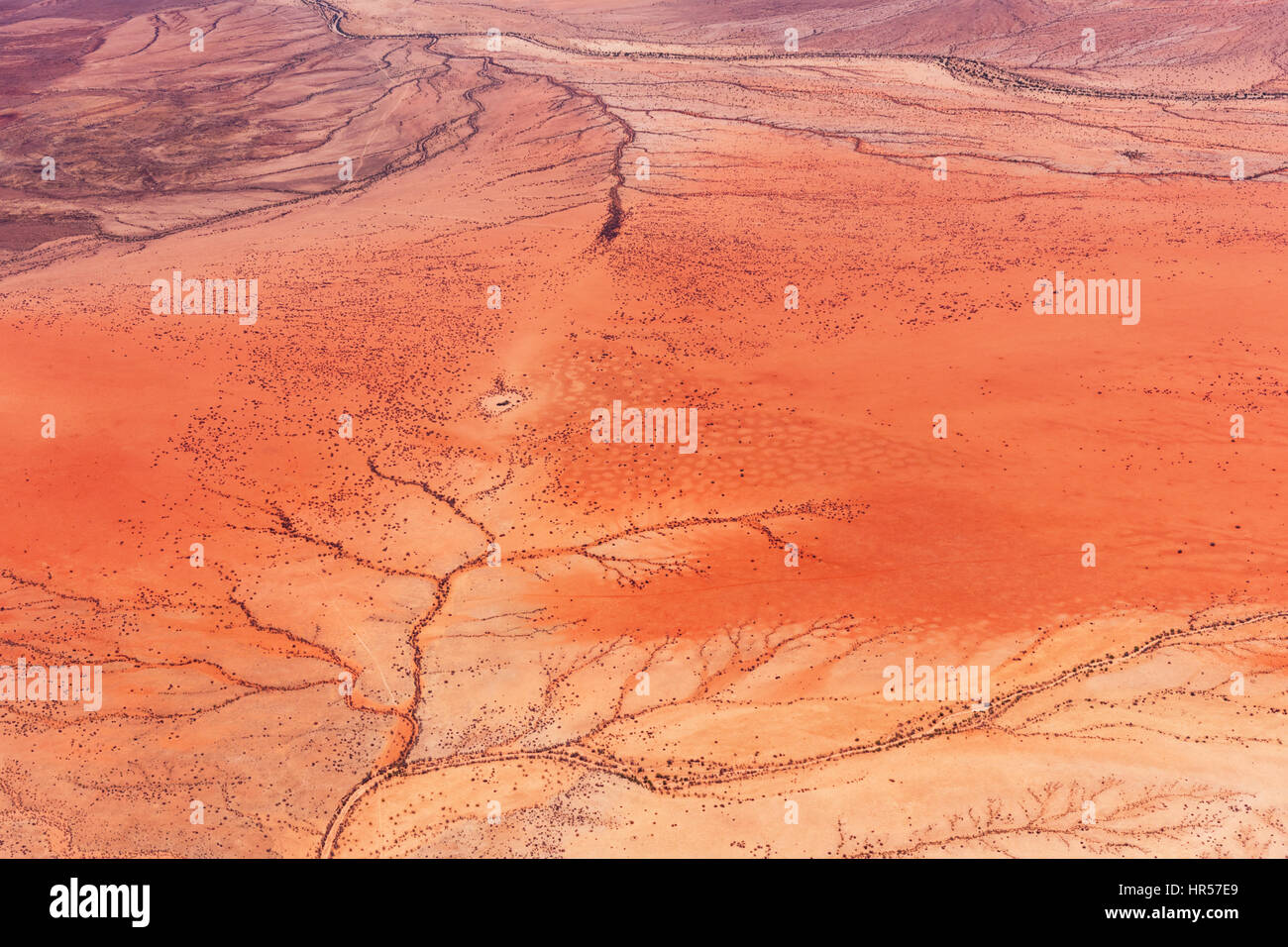 Luftaufnahme von einem Flug über Kaokoveld in Namibia.  Die wechselnden Farben der Wüste unten mit ausgetrockneten alten Wasserwege. Stockfoto