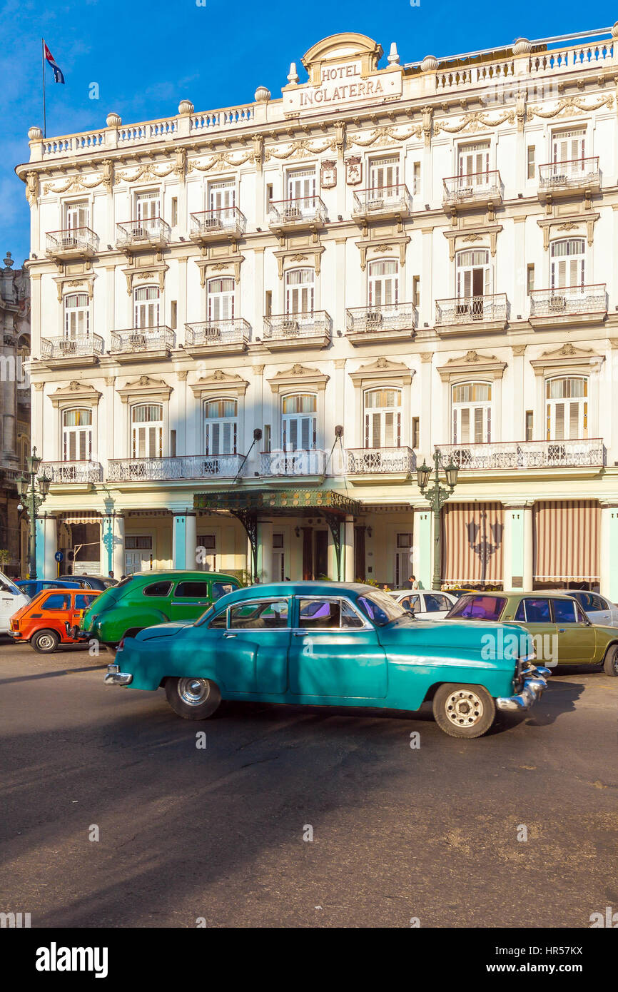 Havanna, Kuba - 2. April 2012: Retro-Auto auf den Straßen der Altstadt in der Nähe von Hotel Inglaterra Stockfoto