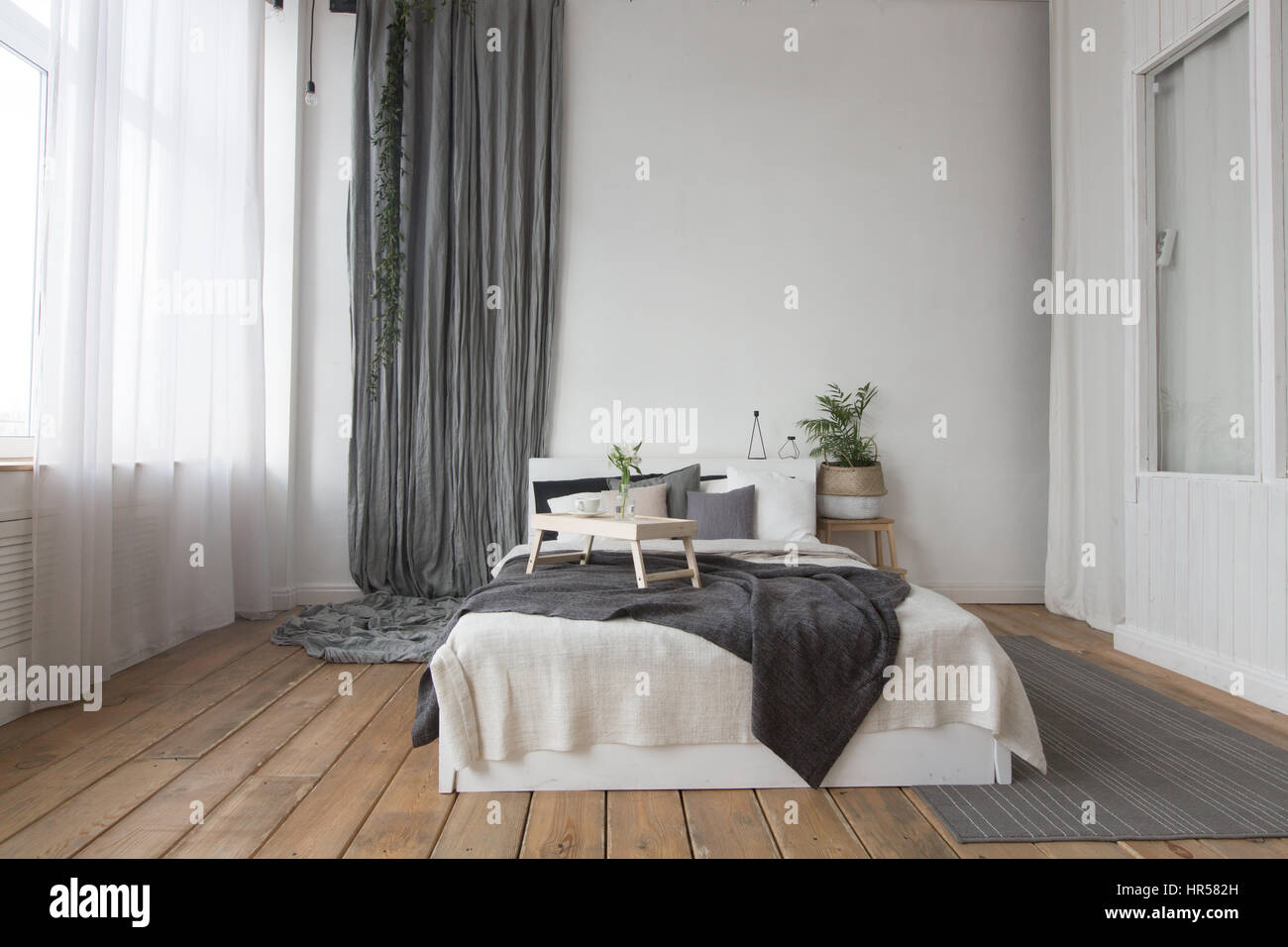 Innenraum der weißen und grauen gemütliches Schlafzimmer Stockfoto