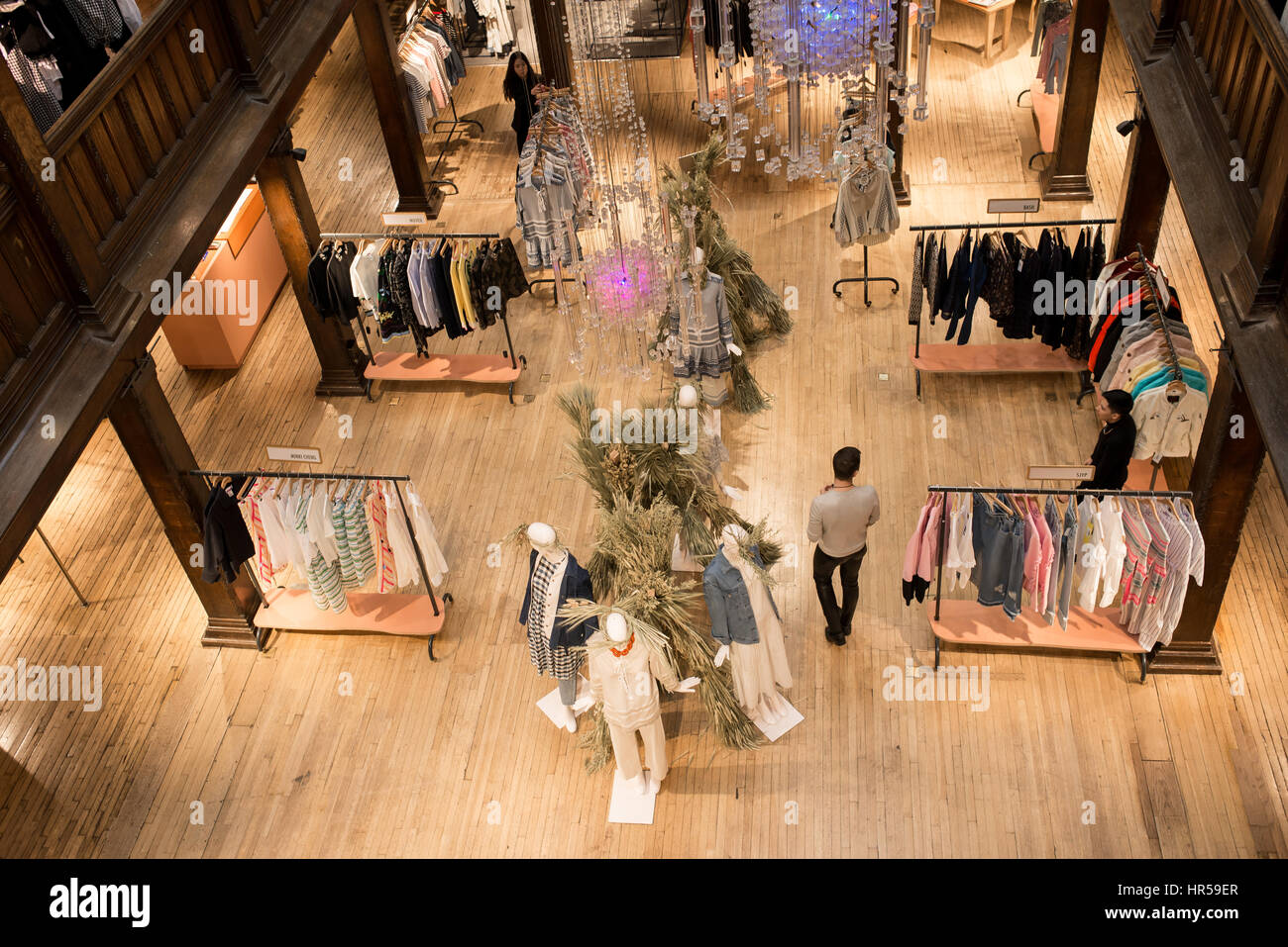 Liberty-Interieur mit Kunden. Freiheit ist eine historische Ikone Nobelkaufhaus auf Great Marlborough Street im West End von London, UK Stockfoto