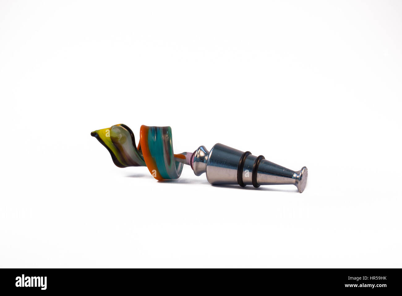 Bunte Murano Glas Wein Stopper in horizontaler Position mit weißem Hintergrund Stockfoto