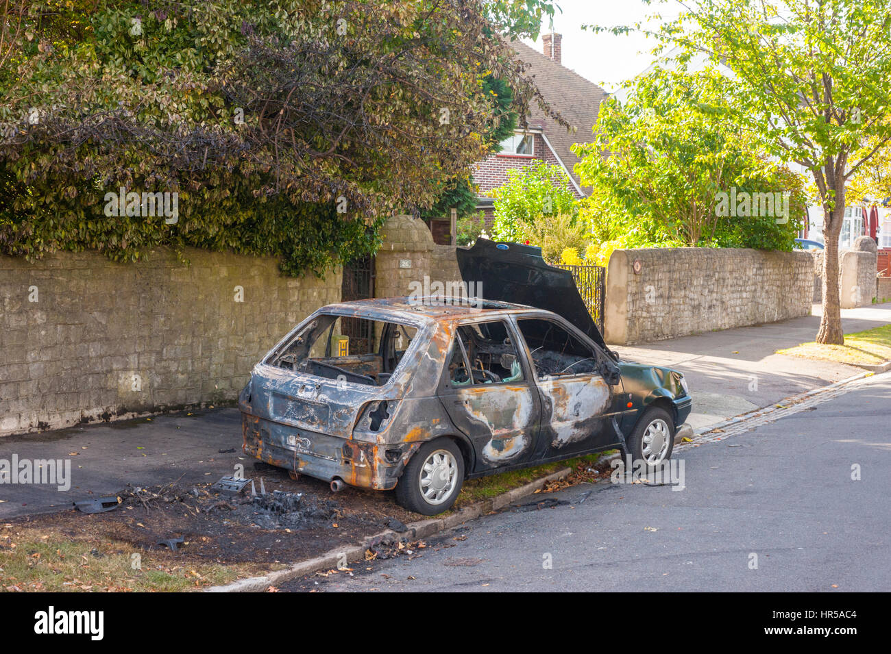 Verlassene und ausgebrannte Autos nach einem Autodiebstahl. In Gravesend, Kent. Stockfoto