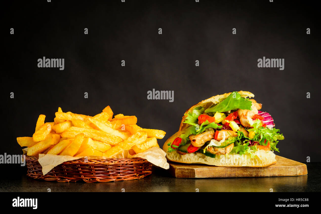 Donner Kebap mit Fleisch und Gemüse und Pommes frites Stockfoto