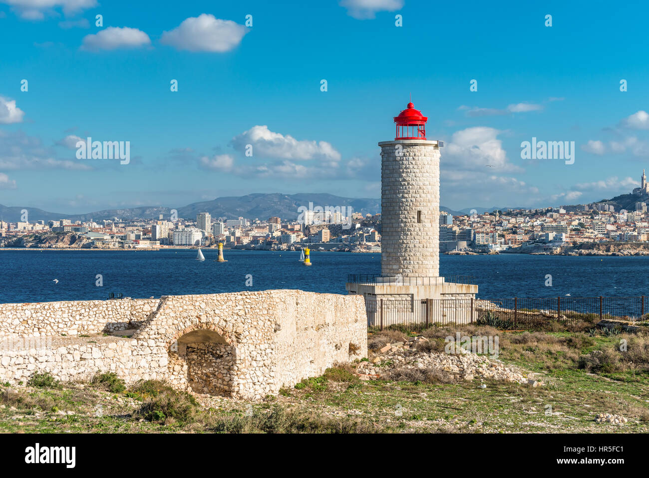 Blick auf das Chateau d Leuchtturm auf Schloss wenn Festung-Insel mit Marseille im Hintergrund, Provence, Frankreich. Das Schloss wurde von th berühmt gemacht. Stockfoto