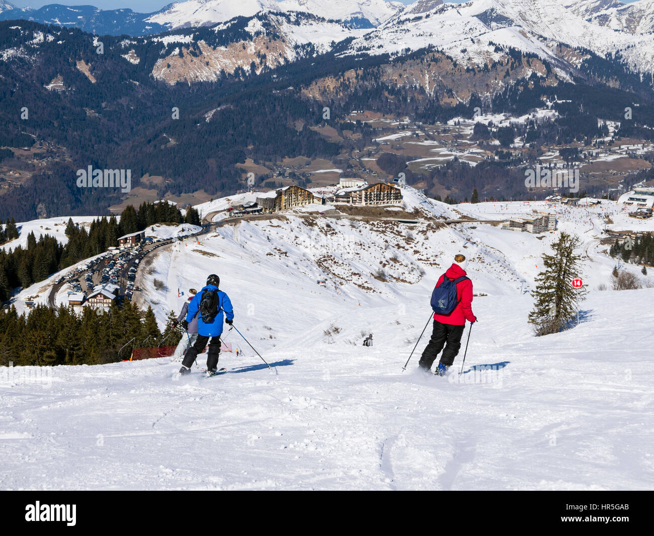 Skifahren auf rote laufen Marmotte in Grand Massif Skifahrer Skigebiet der französischen Alpen über Samoens, Haute Savoie, Rhône-Alpes, Frankreich, Europa. Stockfoto