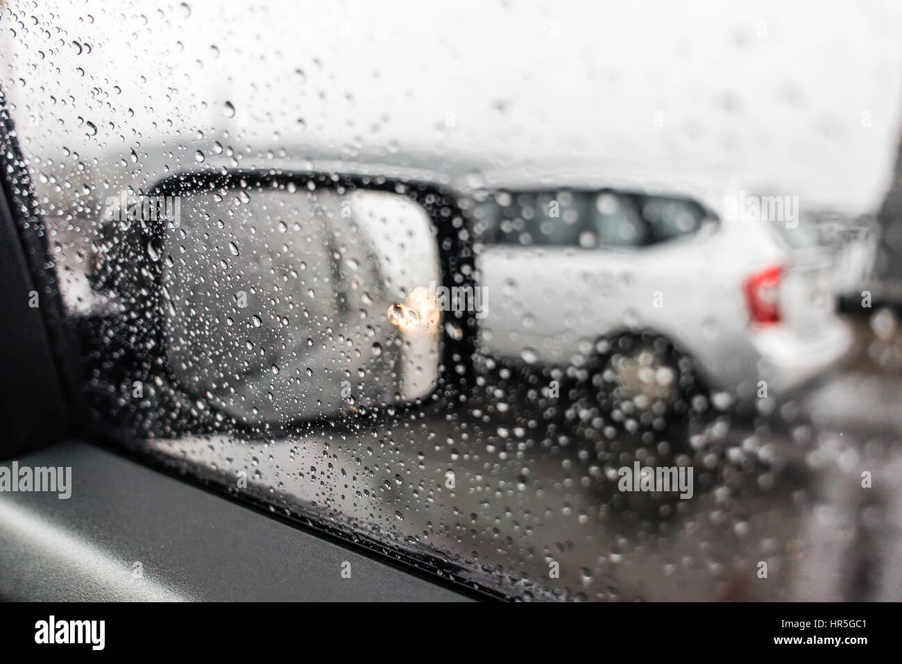 Seitenspiegel Und Regen Fällt Am Fenster Des Autos Während Der