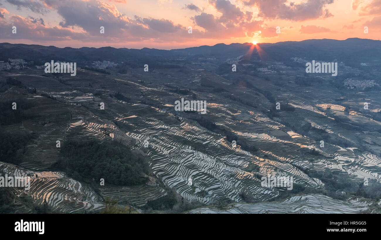 Sonnenuntergang über Reisterrassen von YuanYang in Yunnan, China, eines der jüngsten UNESCO-Welterbestätten Stockfoto