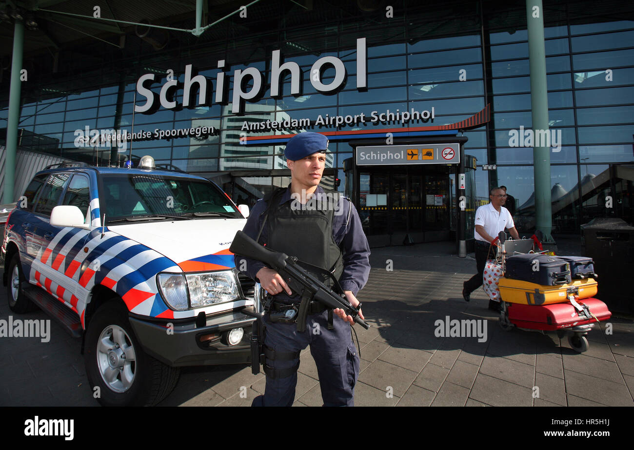 niederländische Gendarmerie in schiphol Stockfoto