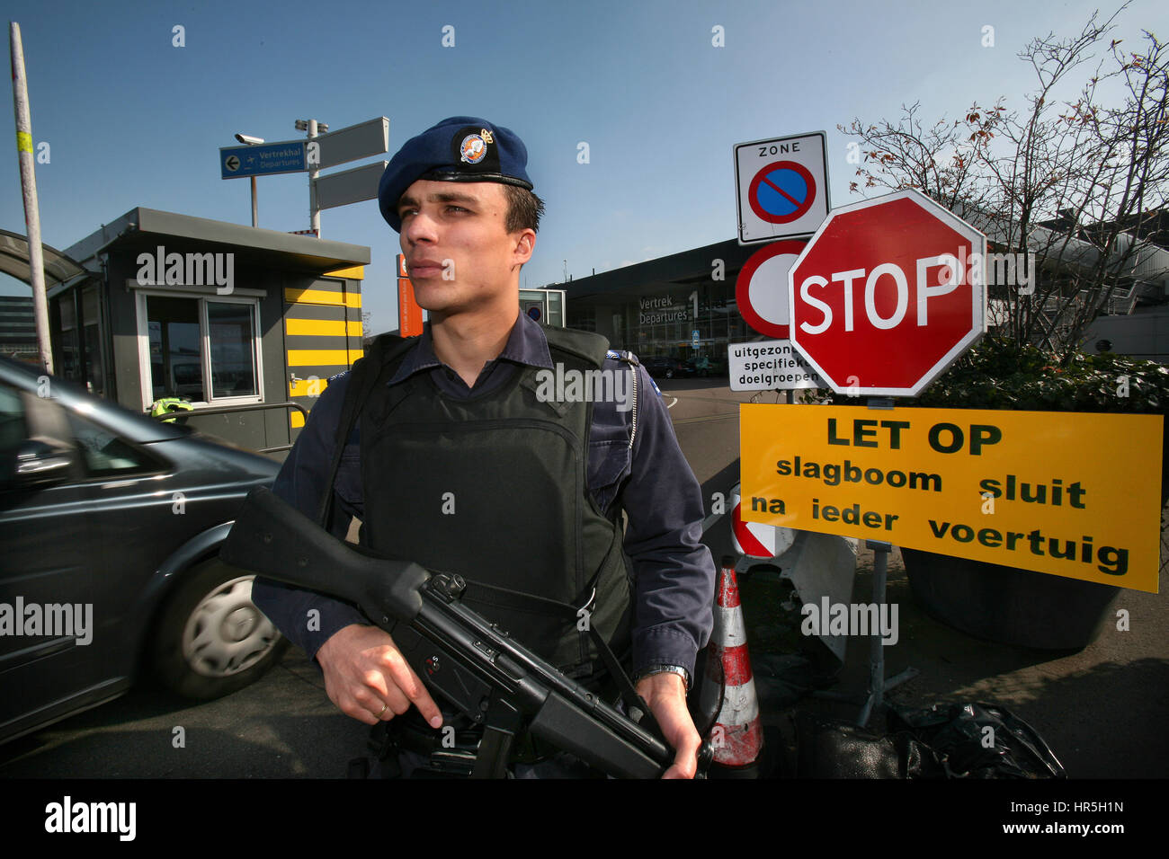 niederländische Gendarmerie in schiphol Stockfoto