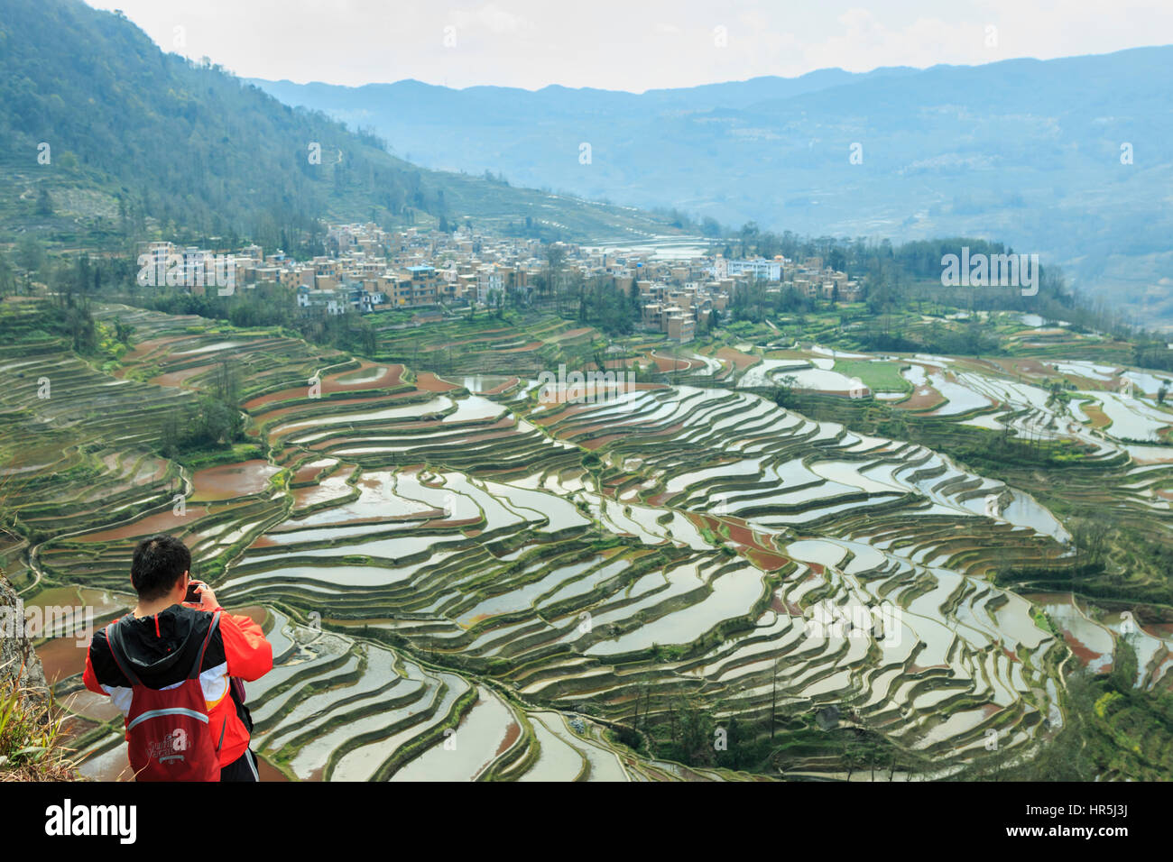 YuanYang, China - 21. Februar 2017: Chinesische Touristen fotografieren die Reisterrassen von YuanYang vom oberen Rand einer Klippe. Reisterrassen von YuanYang in Stockfoto