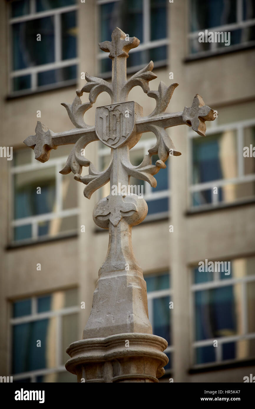 Nahaufnahme von der oberen Petersplatz Kreuz im Stadtzentrum von Manchester, die historischen Wahrzeichen Überreste einer Kirche, die an Ort und Stelle stand und war instrume Stockfoto