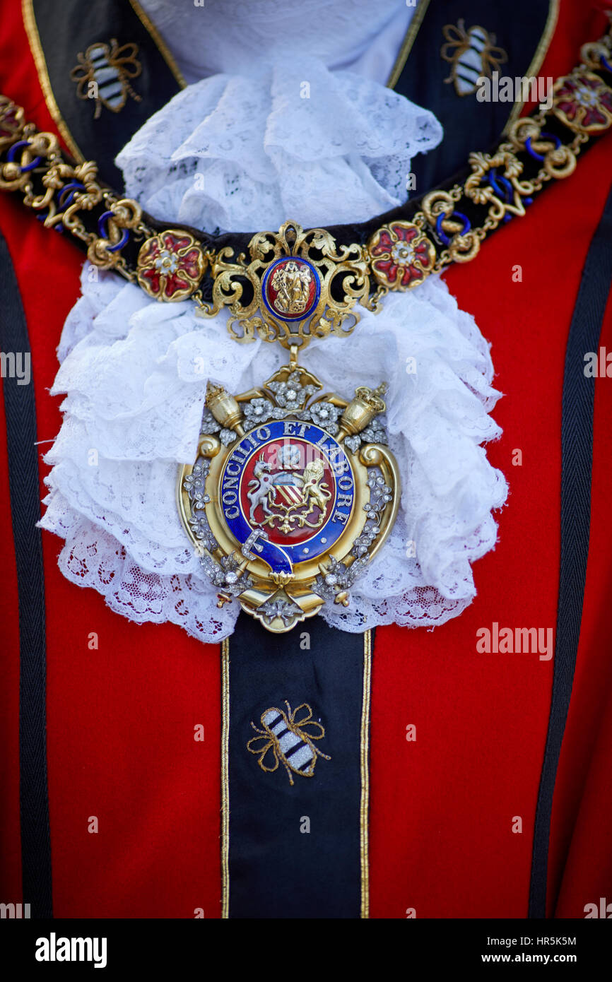 Nahaufnahme des Oberbürgermeisters von Manchesters Livree Kragen, Kette von Büro Kragen der schwere Goldkette getragen als Insignien des Büros Stockfoto