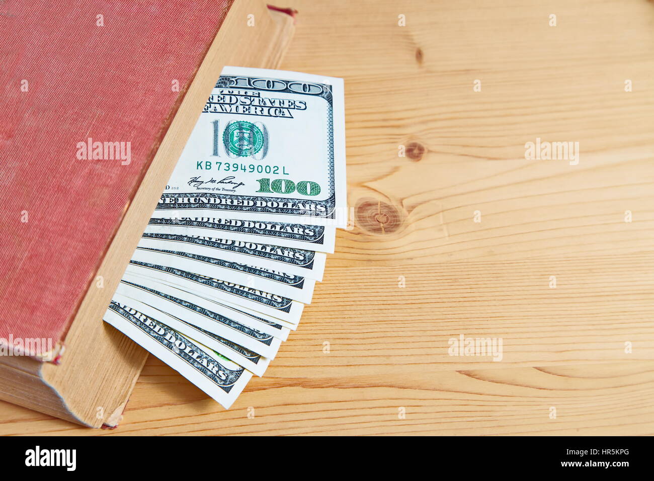 Hundert-Dollar-Scheine in Buch Stockfoto