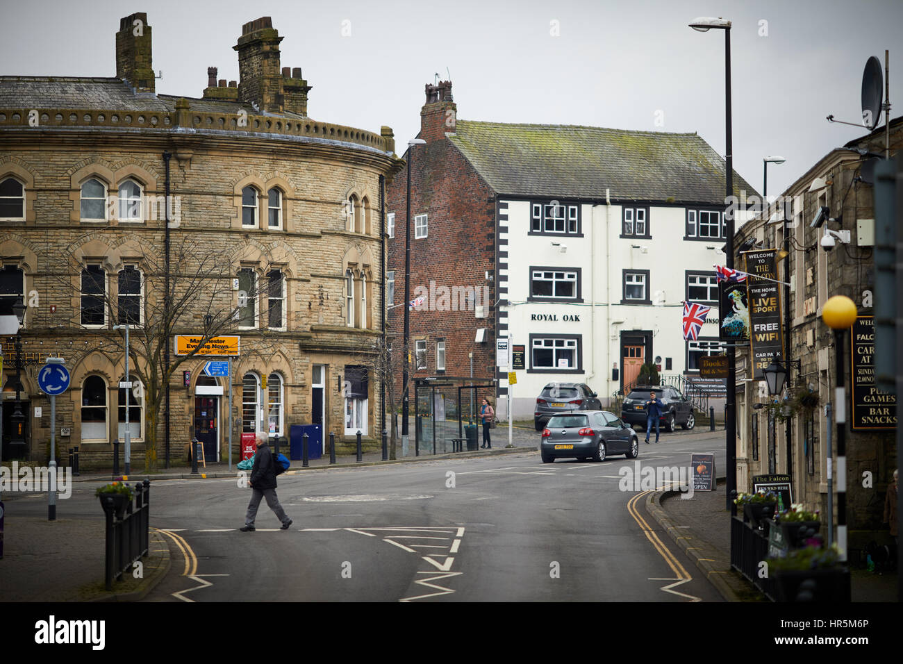 Kneipen und Geschäfte an der Kreuzung der Hauptort in Littleborough, Rochdale, Lancashire, England, UK. Stockfoto