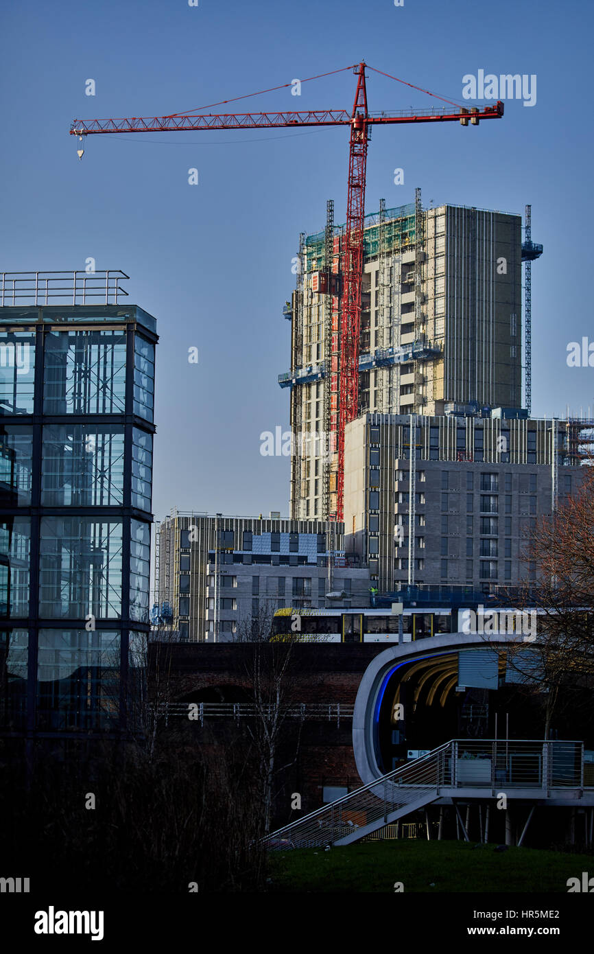 Blauer Himmel Sonnentag Turmdrehkrane Castlefield Salford Grenze Manchester Skyline, England, UK Stockfoto