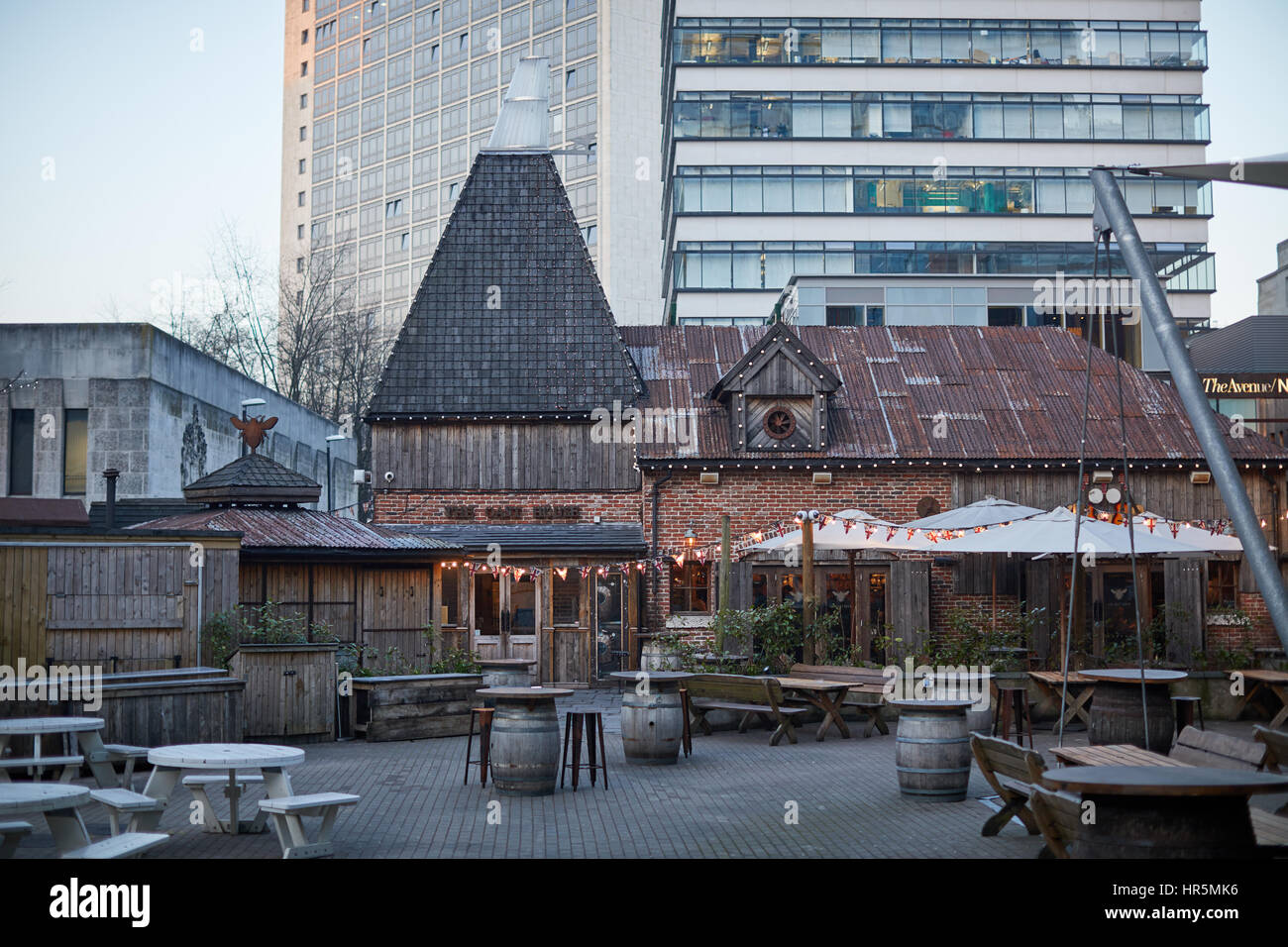 Modern, gebaut im Stil der rustikale Kneipe The Oast House in Spinningfiled, The Avenue, Manchester, England, UK Stockfoto