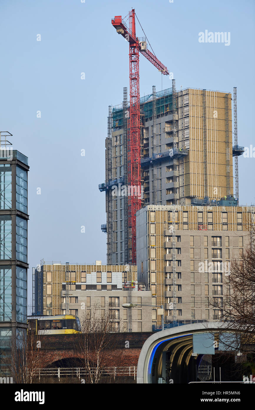 Blauer Himmel Sonnentag Turmdrehkrane Castlefield Salford Grenze Manchester Skyline, England, UK Stockfoto