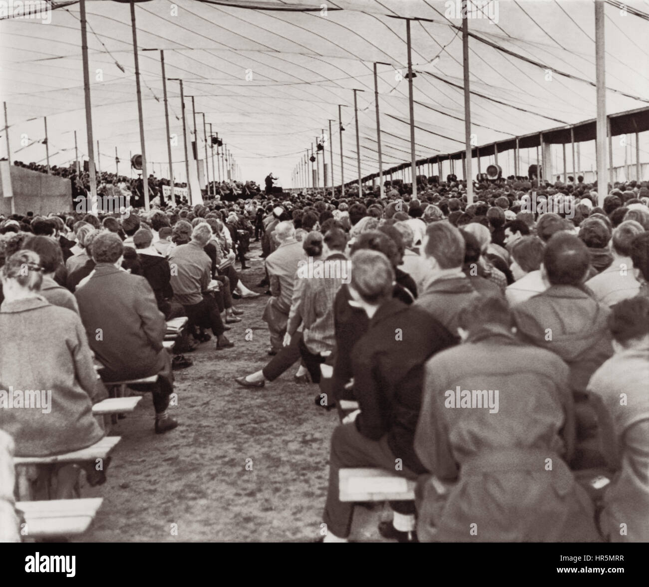 Evangelist Billy Graham ein Abschiedspredigt, einige 20.000 West-Berliner in ein Zelt Revival treffen in der Nähe der Ost-Berliner Grenze in Deutschland Anfang Oktober 1960 predigen. Die Revival-Service zog heftige Proteste aus der roten Regierung, aber ohne Erfolg. Stockfoto