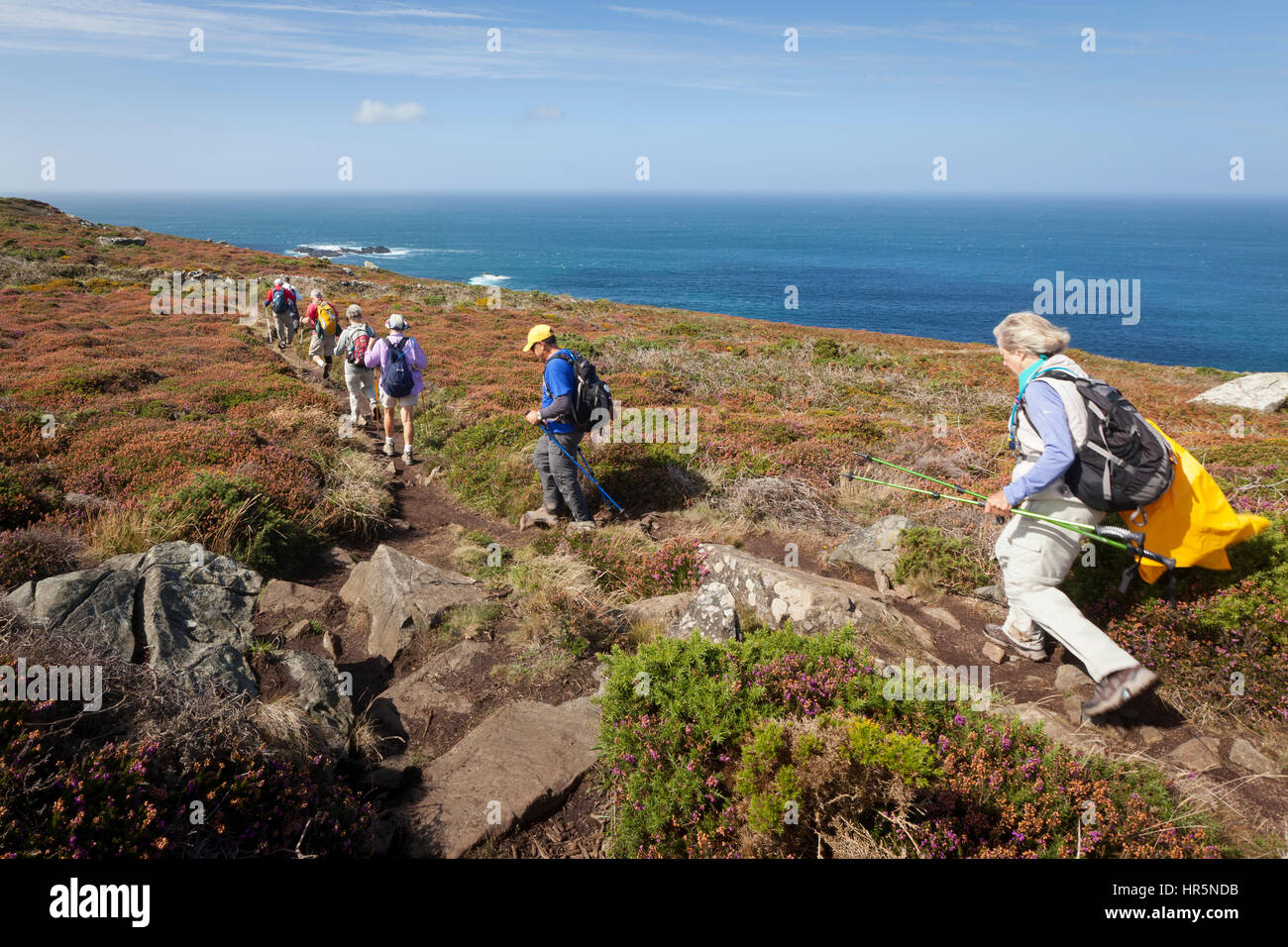 St Ives, Vereinigtes Königreich - 10. September 2011: eine Gruppe von Erwachsenen Wanderer zu Fuß den Küstenweg zwischen St. Ives und Zennor in Cornwall, Großbritannien. Stockfoto