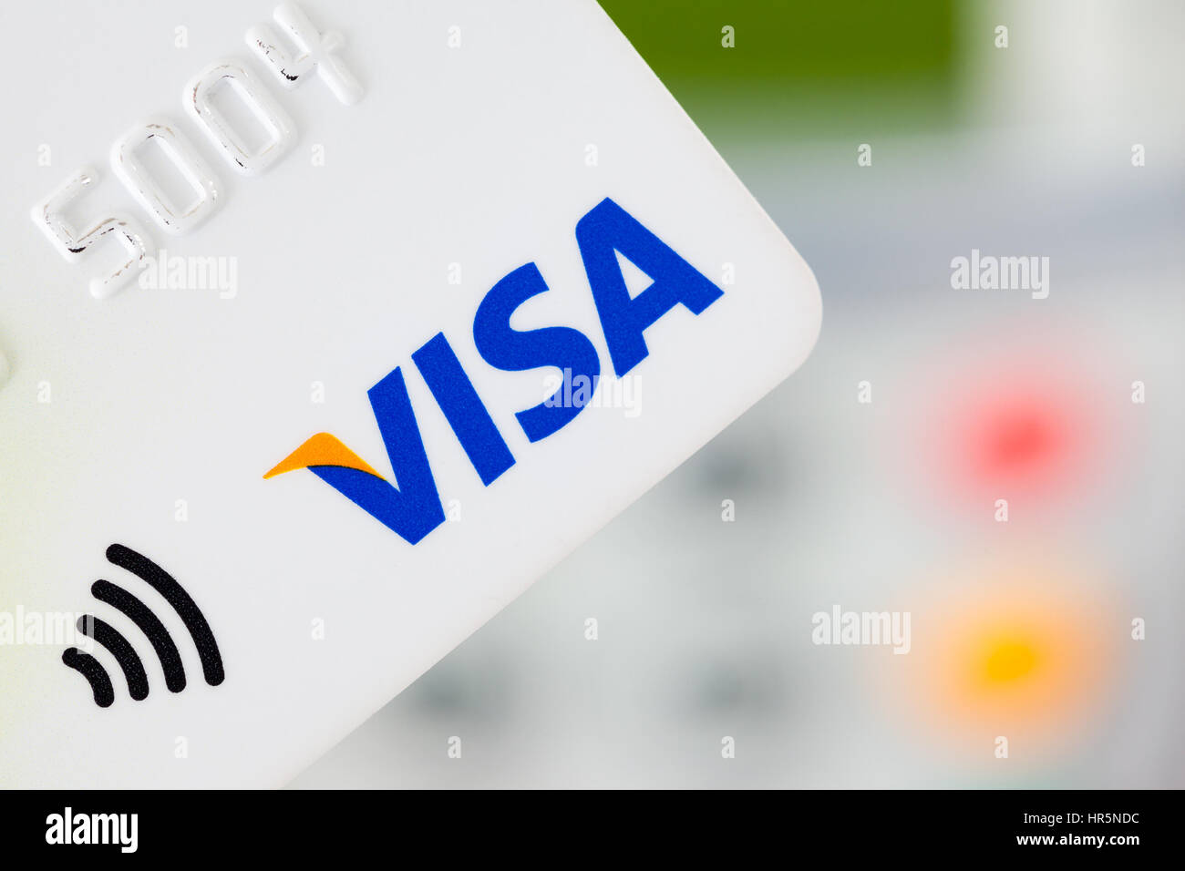 BATH, Großbritannien - 20. Januar 2014: Nahaufnahme einer kontaktlosen Visa Kreditkarte mit einer Karte Maschine im Hintergrund. Die Karte ermöglicht kleine Zahlungen zu ma Stockfoto
