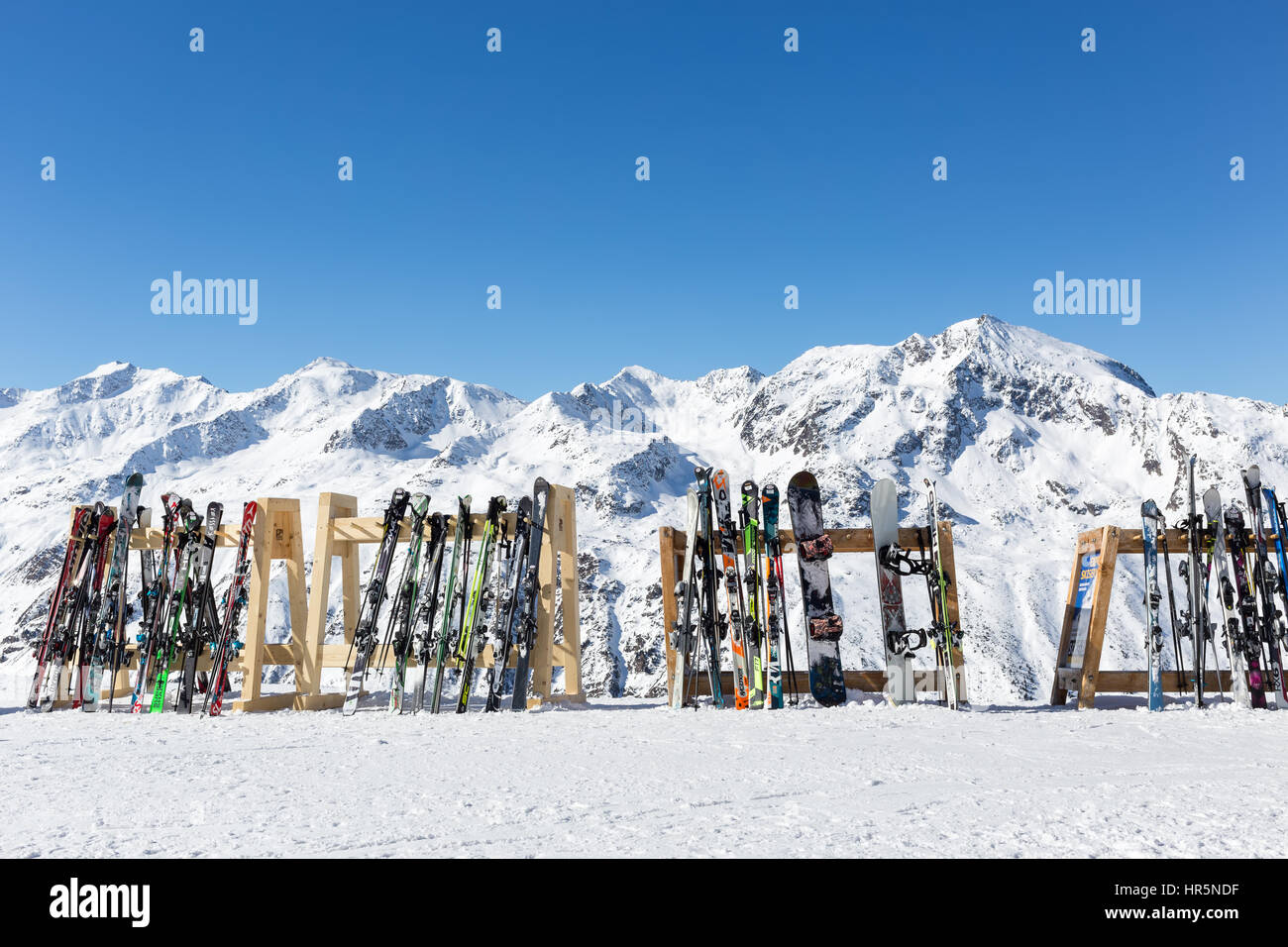 Ski und Snowboards auf Gestellen vor einem Café auf der Piste in Hochgurgl, Österreich Stockfoto
