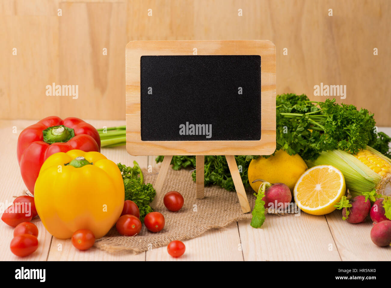 Frischer Salat und Tafel zum Kochen Rezepte, kostenlose Kopie Raum Stockfoto